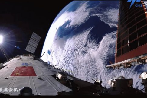 空间站国旗与地球同框