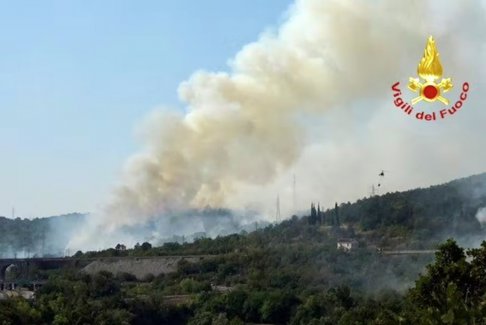 意大利野火 意大利高温天气导致多地发生森林火灾