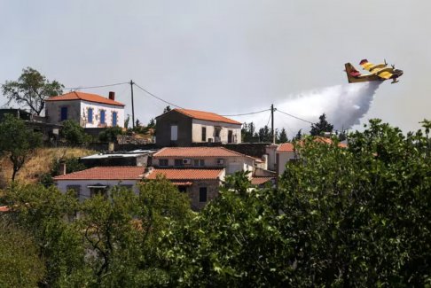 希腊野火烧毁了沿海房屋和森林