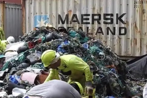 来自海洋大垃圾带的超过10万公斤塑料垃圾