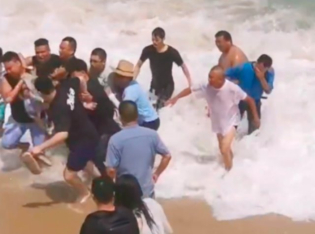 4岁女童被巨浪卷走男子跳海施救