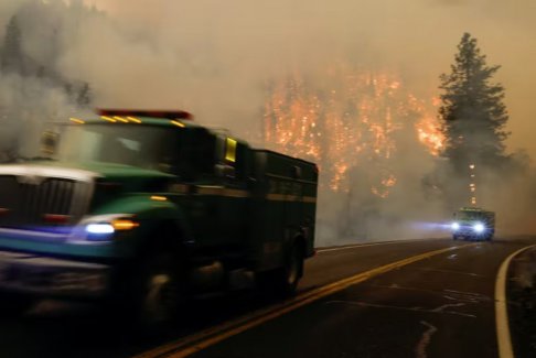 美国加州野火蔓延迫使居民撤离
