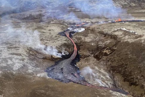 冰岛首都雷克雅未克附近火山喷发