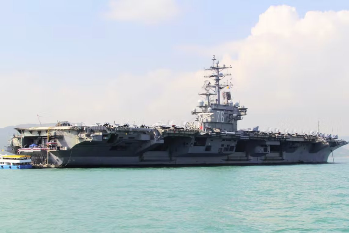 美国海军罗纳德里根号航母在菲律宾海开展行动