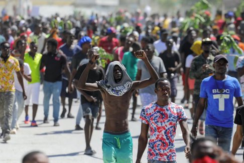 海地总理亨利在帮派封锁中呼吁外国帮助