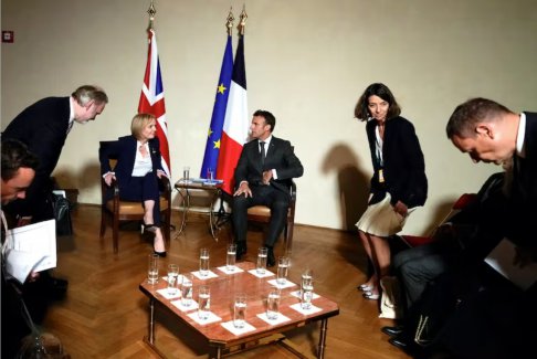 法国总统马克龙称 很高兴英国首相特拉斯出席欧洲峰
