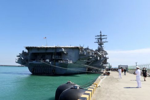 韩国和美国与一艘美国航空母舰进行联合海上演习