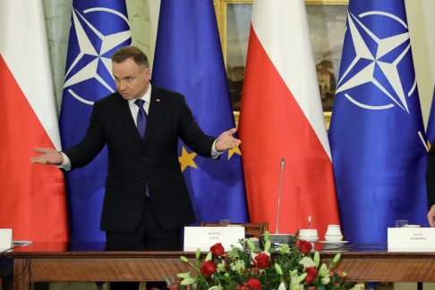 波兰总统在华沙会见了美国中情局局长