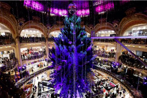 巴黎工人抗议扰乱老佛爷百货公司圣诞树点灯仪式