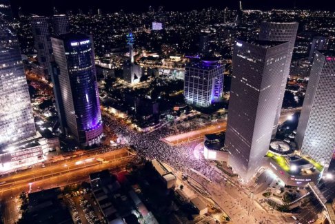 以色列数万人走上街头抗议司法改革计划