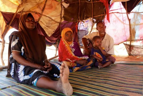 索马里人逃离干旱在肯尼亚面临营养不良和霍乱