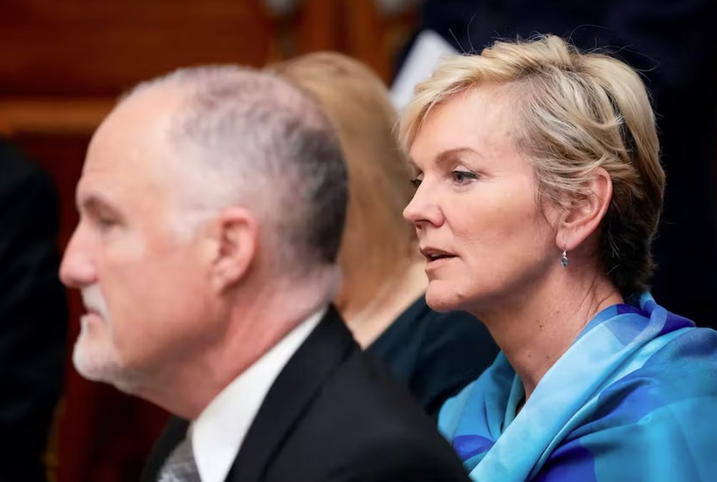 拜登在与州长共进晚餐时称赞“两党进步”