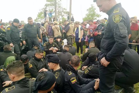 哥伦比亚抗议石油公司两人死亡数十名警察被挟持为