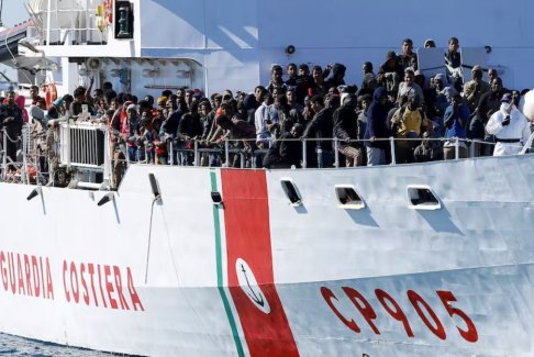 1300多名移民在多次救援后在意大利上岸