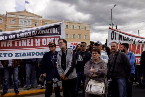 希腊人集会抗议火车事故 工会准备更多罢工