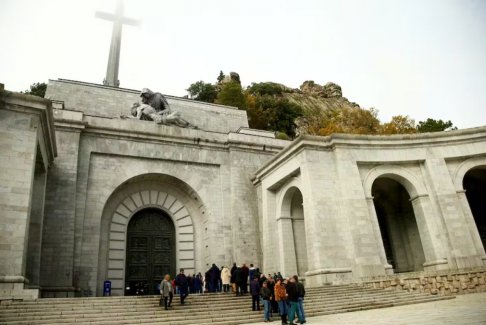 西班牙将开始从墓葬区挖掘128名内战受害者