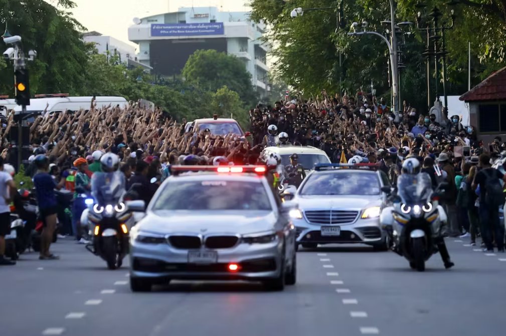 泰国抗议者因与女王车队发生冲突而被无罪释放