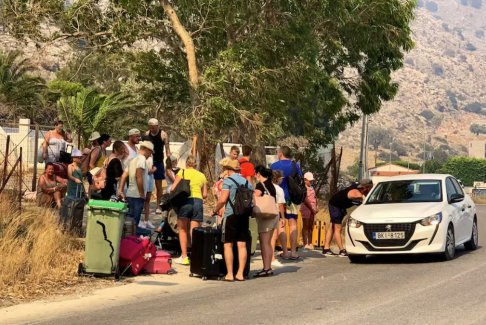 游客逃离希腊罗德岛野火数千人疏散