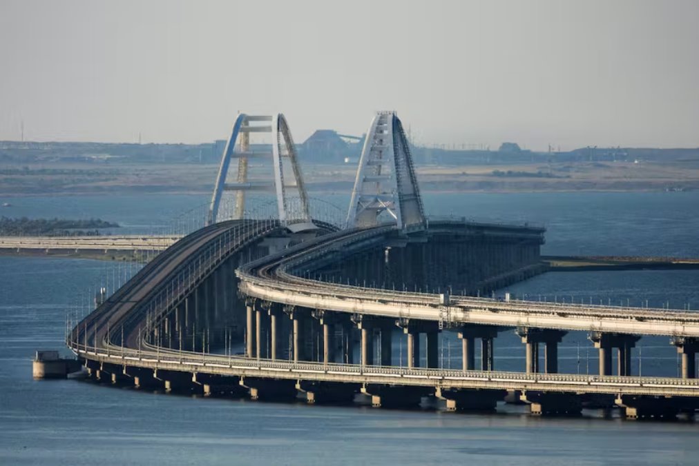 俄罗斯称乌克兰用水面无人机袭击了克里米亚大桥