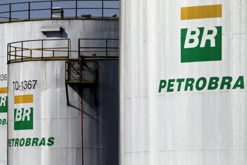 抗议者反对巴西国家石油公司在亚马逊河口的石油勘