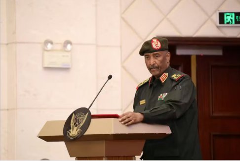 苏丹陆军参谋长布尔汉似乎首次离开军队总部