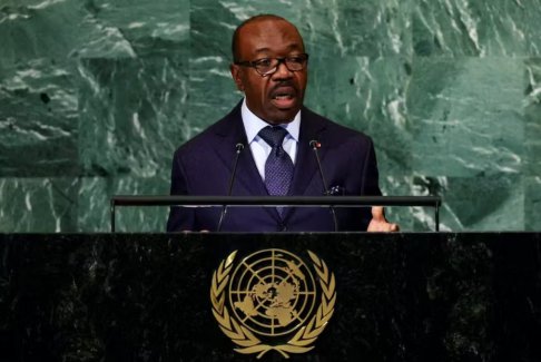 加蓬总统阿里·邦戈在有争议的选举后赢得第三个任
