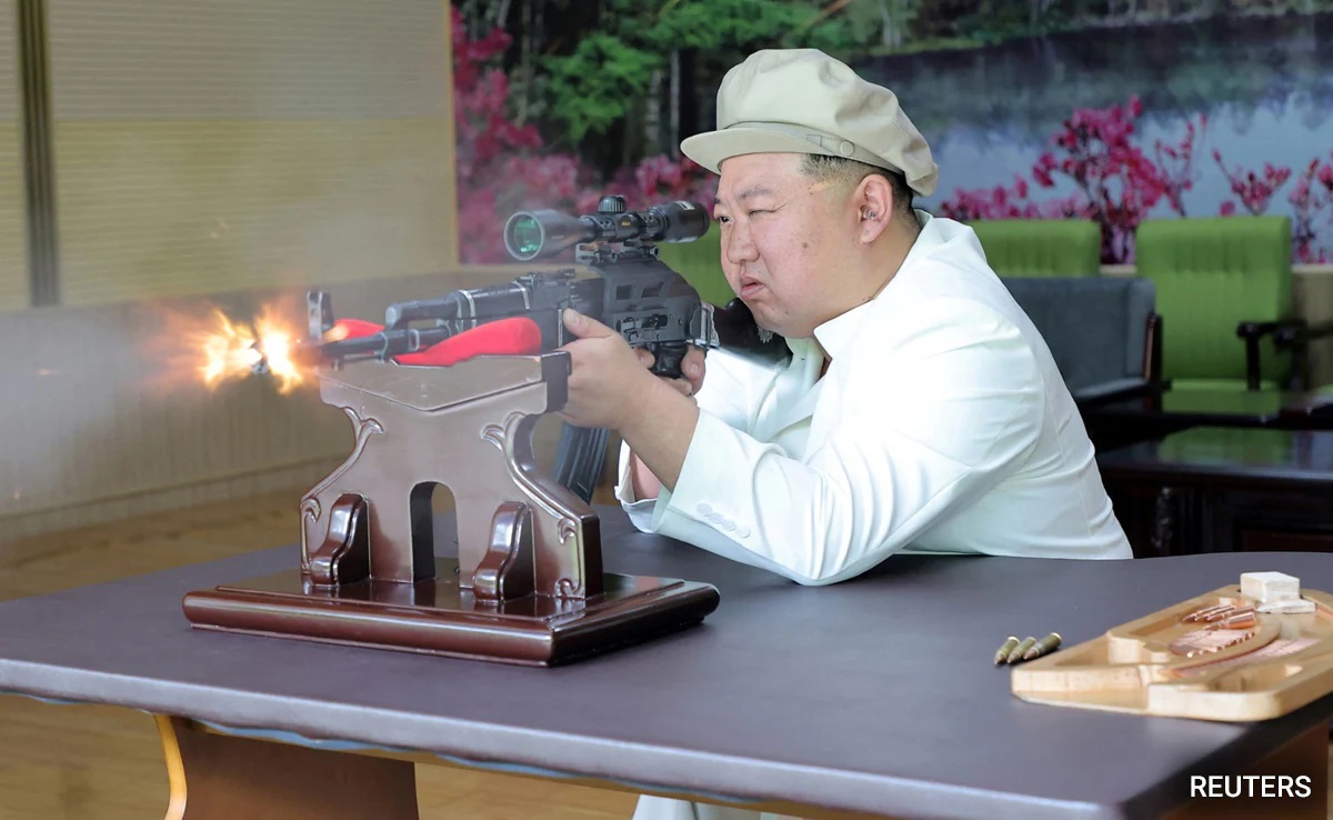 金正恩测试武器 向朝鲜工厂的士兵介绍情况