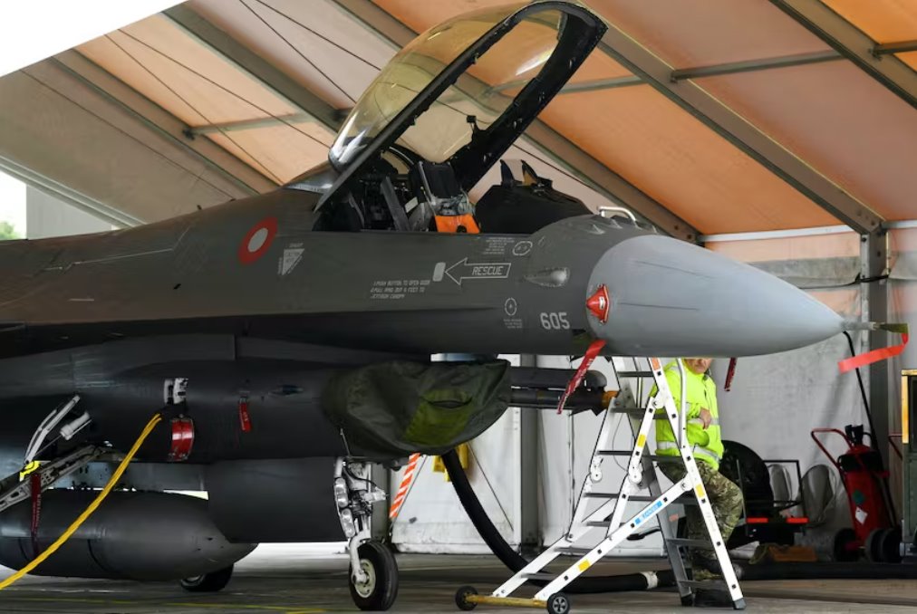 八名乌克兰飞行员在丹麦开始F-16训练