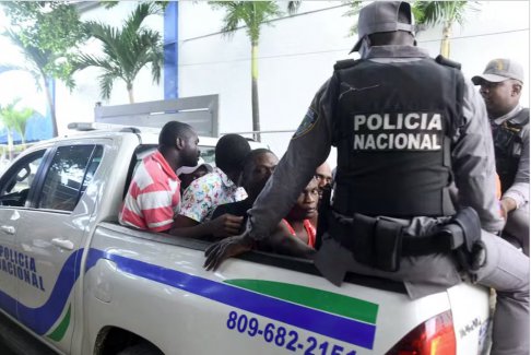 海地边境关闭前数百人离开多米尼加共和国