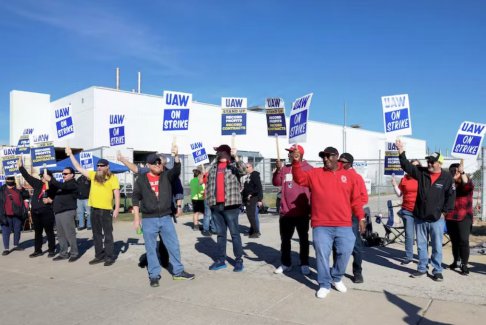 底特律三巨头面临推进UAW谈判避免更广泛的汽车罢工