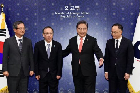 韩国接待日本和中国外交官举行三边会谈