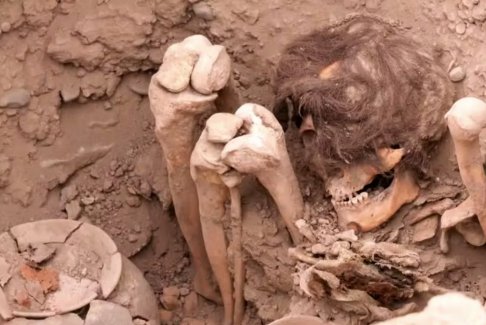 考古学家在秘鲁居民区挖掘出1000年前的木乃伊