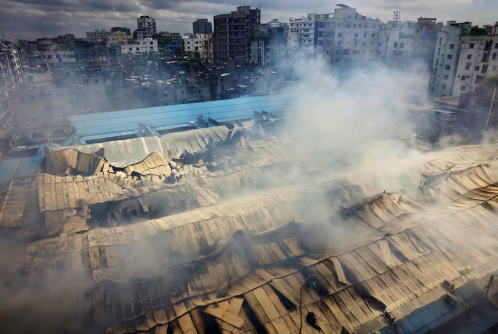 孟加拉国数百家商店在市场火灾中被毁