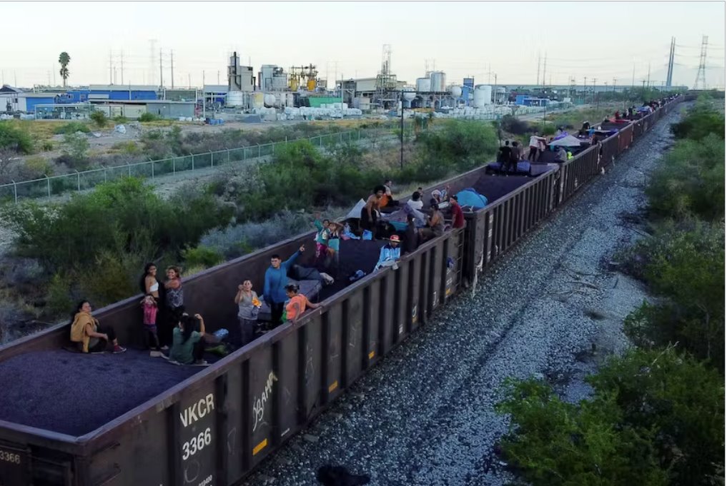 墨西哥官员将移民赶出边境货运列车