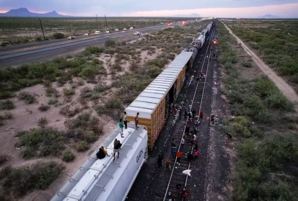 墨西哥货运列车上的移民在距美国边境滞留