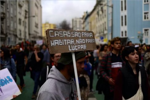 葡萄牙住在帐篷里的移民加入抗议房价的行列