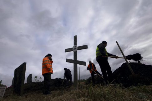 乌克兰村民在埋葬赫罗扎导弹袭击受害者时哭泣