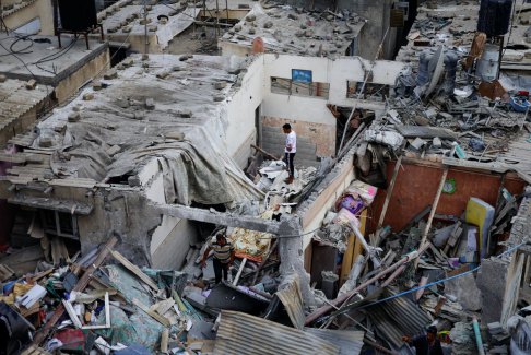 遭到轰炸的加沙人寻求亲人的消息