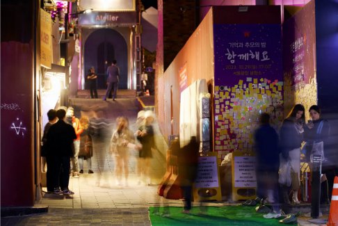 韩国夜生活区在万圣节踩踏事故一年后哀悼死者