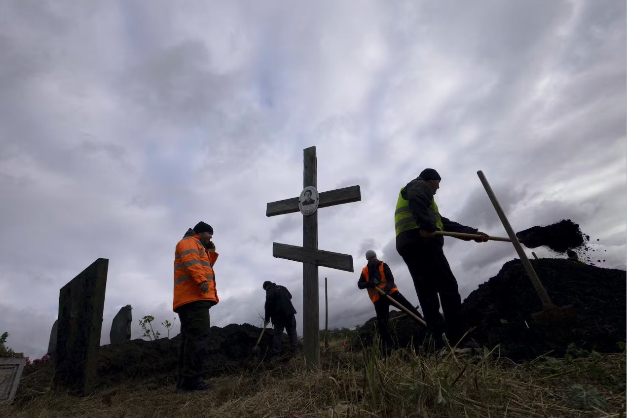 乌克兰村民在埋葬赫罗扎导弹袭击受害者时哭泣
