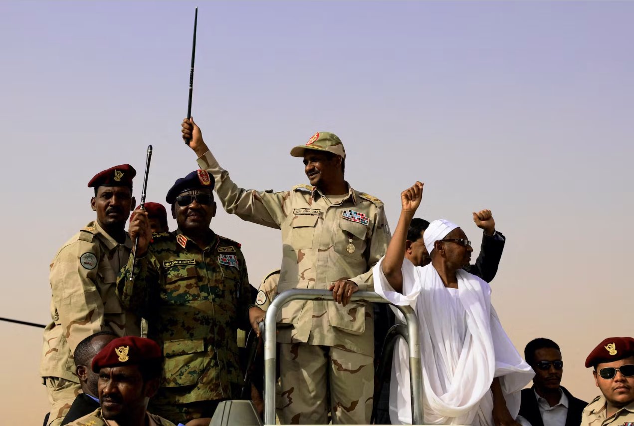 2019年6月22日，军事委员会副主席兼准军事快速支援部队（RSF）负责人穆罕默德·哈姆丹·达加洛中将恐距苏丹喀土穆60公里的阿普拉格村参加会议时向他的支持者致意。