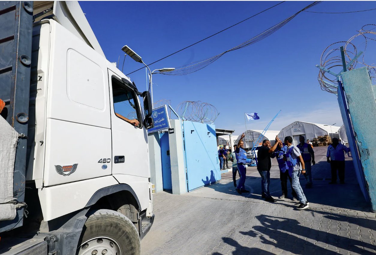 2023年10月21日，随着以色列和巴勒斯坦伊斯兰组织哈马斯之间的冲突仍在继续，一辆援助卡车抵达加沙地带中部的联合国储存设施。