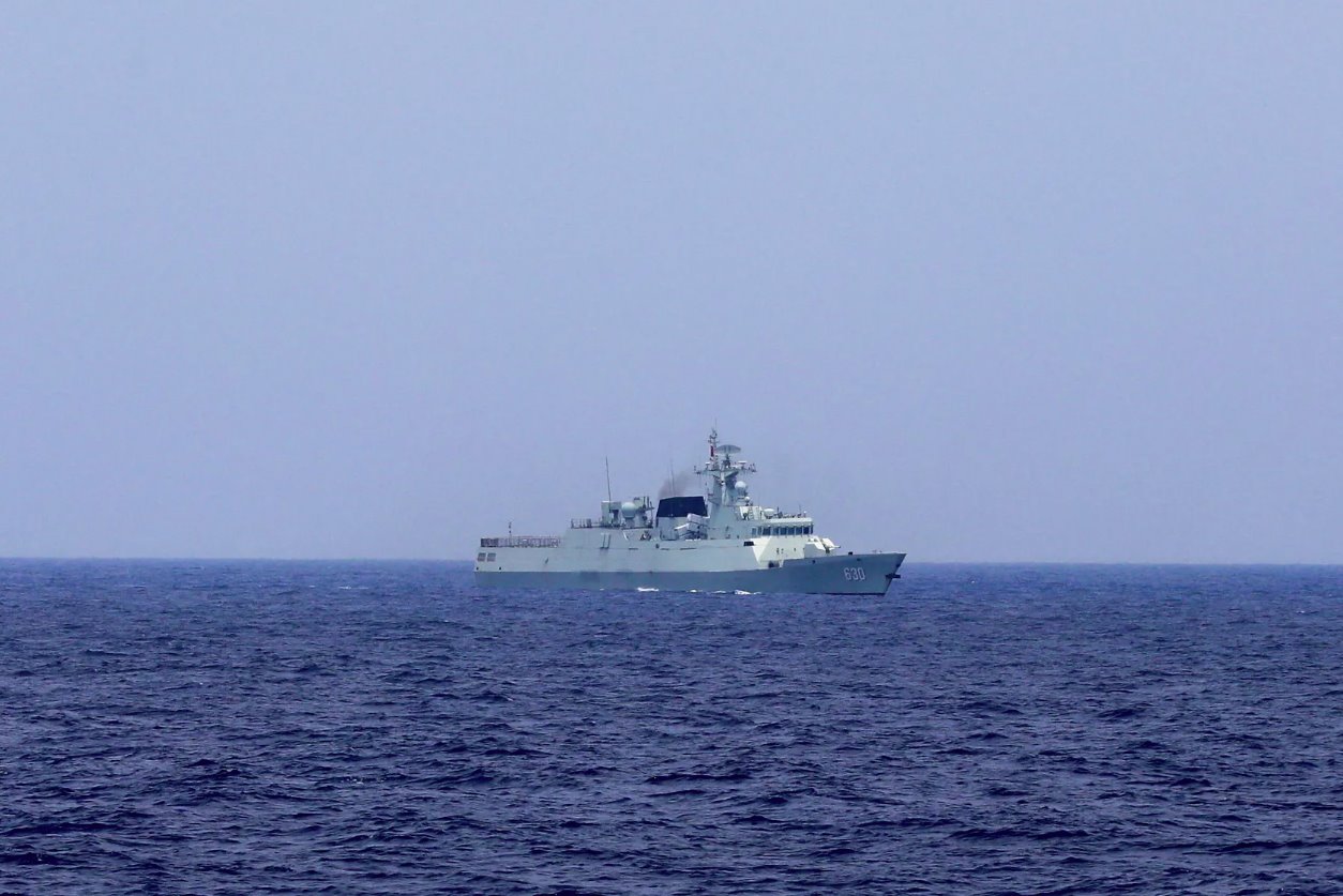 2023年10月4日，一艘中国海军舰艇在南海航行。