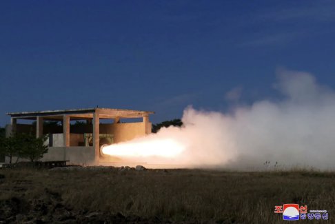 朝鲜测试用于中级弹道导弹的新型固体燃料发动机