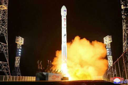 朝鲜警告发射更多卫星并加强边境军事力量