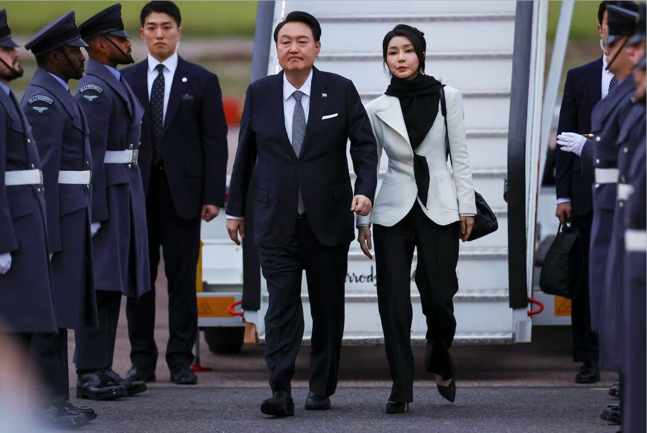 2023年11月20日，英国皇家空军(RAF)成员欢迎韩国总统尹锡烈(YoonSukYeol)和他的妻子金建熙(KimKeonHee)抵达英国伦敦附近的斯坦斯特德机场。