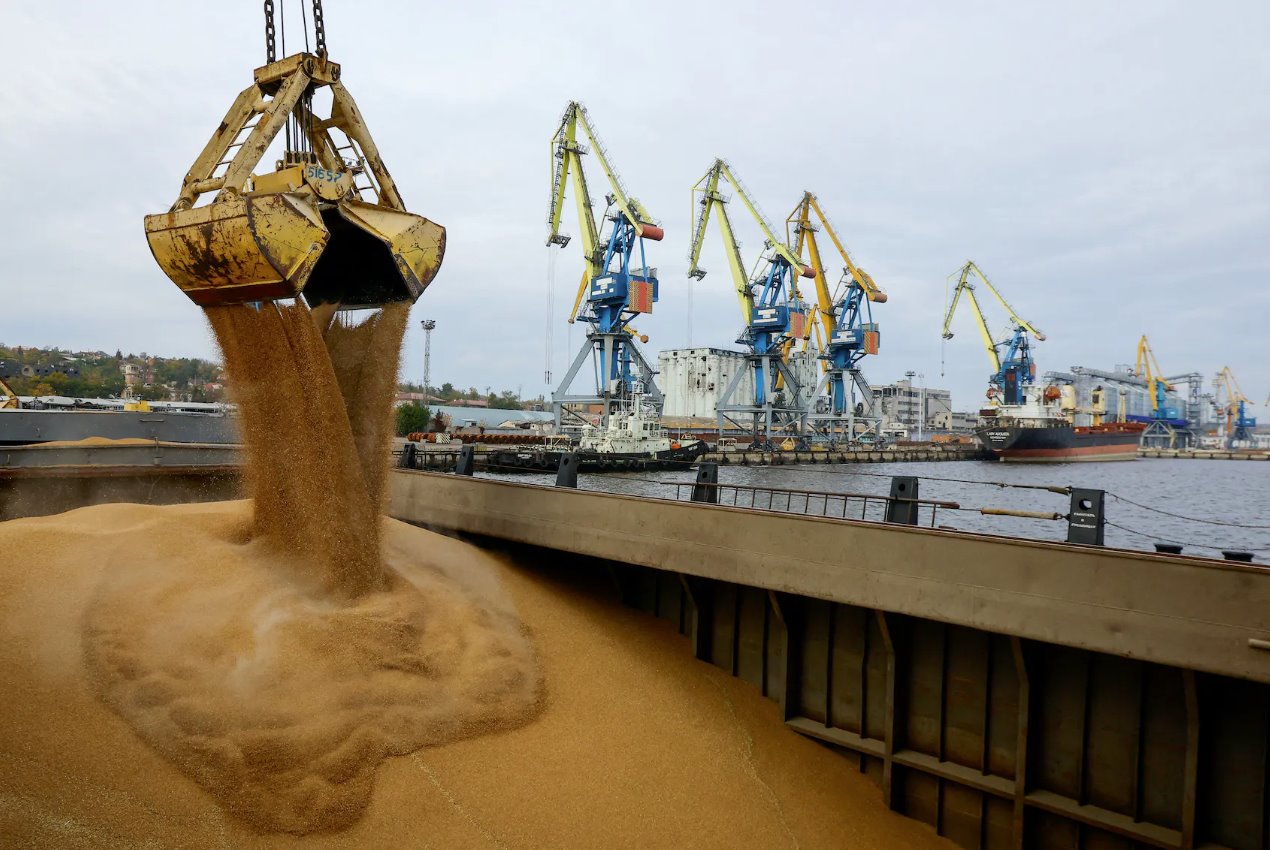 2023年10月25日，小麦谷物被装载到货船Mezhdurechensk出发前往俄罗斯顿河畔罗斯托夫市。