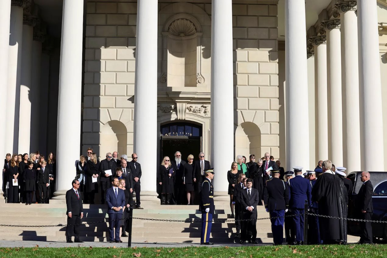 美国前总统吉米·卡特罕见地公开露面在妻子的追悼会上