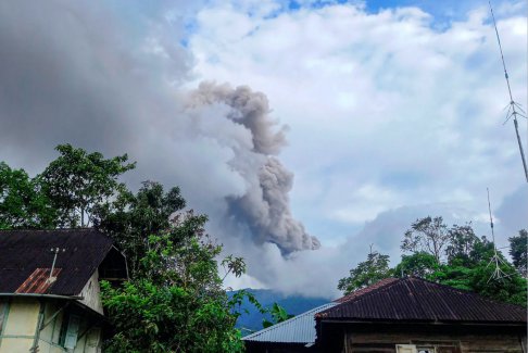 印度尼西亚火山喷发11名登山者死亡 3名幸存者被发现