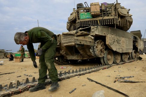 以色列坦克和导弹袭击加沙以进攻哈马斯